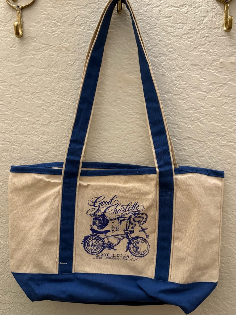 Good charlotte Canvas Shoulder Tote in Natural and Navy with items included